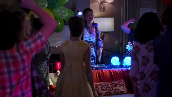 Andi_Mack_s01e04.Dancing_in_the_Dark.RUS.DVO.mp4